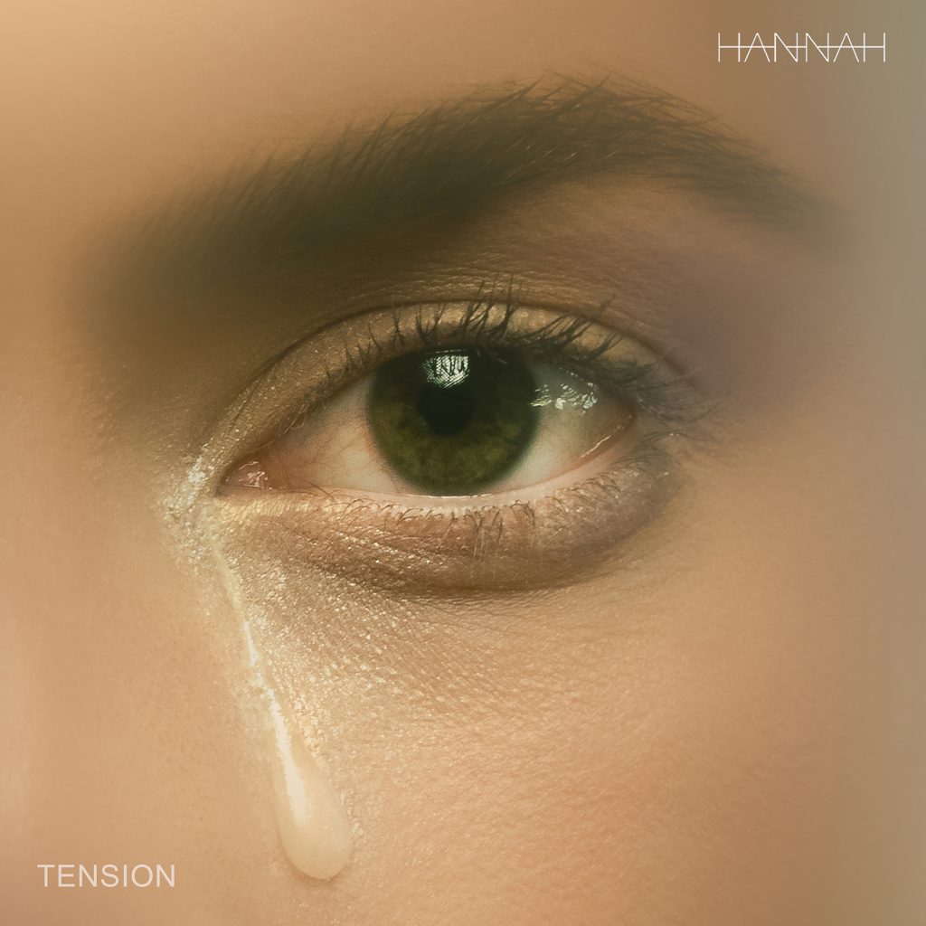 Artwork van HANNAH's nummer TENSION. Een oog met een traan.